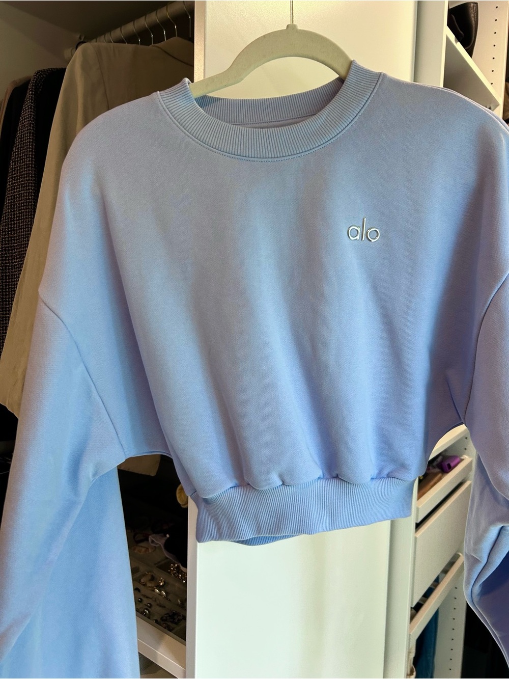 ALO Yoga Cropped Accolade Crewneck | Light Provence Blue